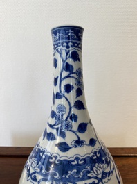 Een Chinese blauw-witte flesvormige vaas, Kangxi