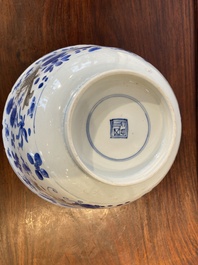 Een Chinese blauw-witte en koperrode kom met karpers, Kangxi