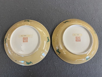 Paire de coupes en porcelaine de Chine famille rose &agrave; d&eacute;cor de sauterelles sur fond caf&eacute; au lait, marque et &eacute;poque de Daoguang