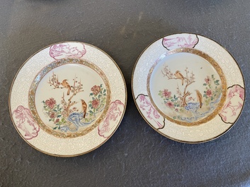 Een paar Chinese famille rose borden met eksters bij prunusbloesems met bianco-sopra-bianco randen, Yongzheng