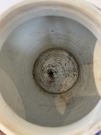 Een Chinese blauw-witte 'Joosje te paard' vaas met houten deksel, Kangxi