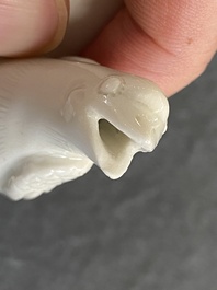 Een Chinese Dehua blanc de Chine theepot, gesigneerd Yi Gong, 18/19e eeuw