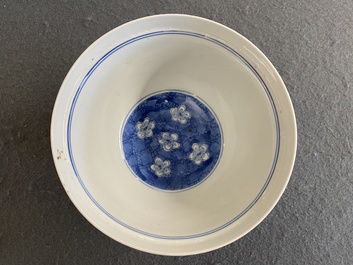 Een Chinese blauw-witte 'prunus op gebroken ijs' kom, Chenghua merk, Kangxi