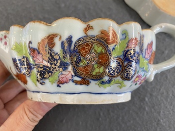 Sauci&egrave;re sur son support en porcelaine de Chine famille rose &agrave; d&eacute;cor dit 'pseudo-feuilles de tabac', Qianlong