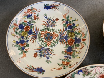 Un plat en porcelaine de Chine famille rose et une paire d'assiettes en famille verte, Kangxi/Qianlong