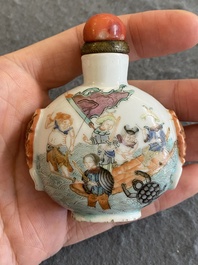 Een Chinese famille rose snuiffles, Qianlong merk, 19e eeuw