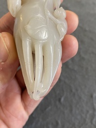 Een Chinese witte jade sculptuur van een 'Boeddha hand' met aapjes, Qing