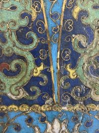 Een paar Chinese cloisonn&eacute; 'gu' vazen, Kangxi