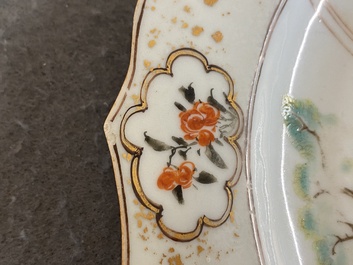 Een Chinees famille rose bord met mandarijns decor van theedrinkers, Qianlong