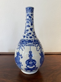 Een Chinese blauw-witte flesvormige vaas, Kangxi