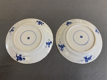 Een paar Chinese blauw-witte kraak-stijl schotels met VOC-schepen, Kangxi