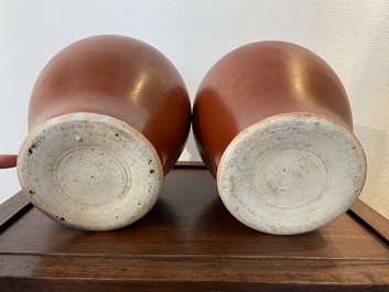 Een paar Chinese monochrome koraalrode vazen met houten deksels en sokkels, Republiek