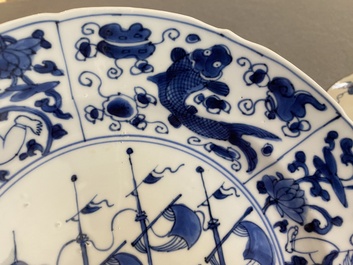 Een paar Chinese blauw-witte kraak-stijl schotels met VOC-schepen, Kangxi