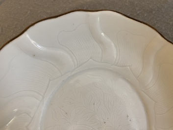 Een Chinees wit-geglazuurd 'lotus' bord met onderglazuur decor, Xuande merk, Transitie periode