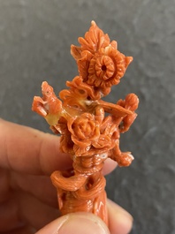 Een Chinese bloedkoralen figuur van een staande dame met bloemenmand, 19/20e eeuw