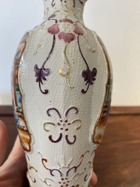 Een Chinese famille rose vaas met mandarijns decor, Qianlong