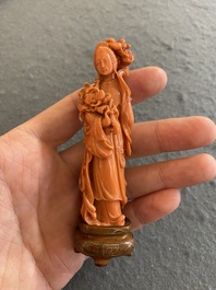 Een Chinese bloedkoralen sculptuur van Guanyin, 19/20e eeuw