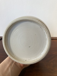 Een Chinese blauw-witte 'Sanxing' rouleau vaas, wellicht 19e eeuw