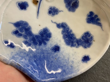 Vier Japanse blauw-witte driepotige perzikvormige schotels met kraanvogels, Edo, 18/19e eeuw