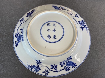 Een Chinese blauw-witte 'vier seizoenen' schotel, Kangxi merk en periode