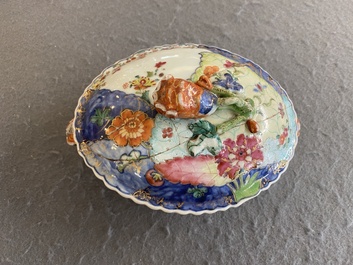 Een kleine Chinese famille rose terrine met decor van tabaksbladeren, Qianlong