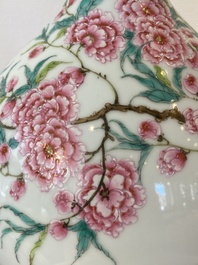 Een Chinese flesvormige famille rose vaas, Yongzheng merk, Republiek