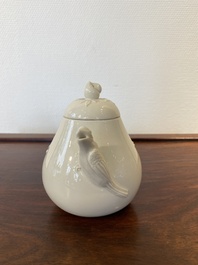 Een Chinese Dehua blanc de Chine theepot, gesigneerd Yi Gong, 18/19e eeuw