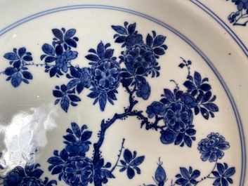 Een Chinese blauw-witte schotel met floraal decor, Kangxi merk en periode