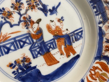Een paar Chinese Imari-stijl borden met een dame en twee jongens in een tuin, Kangxi
