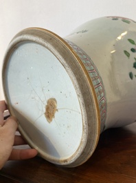 Een Chinese famille rose vaas met houten deksel, 19e eeuw