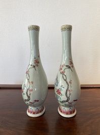 Een paar Chinese flesvormige famille rose vazen, Jiaqing