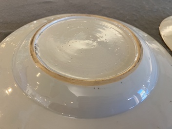 Deux assiettes en porcelaine de Chine famille rose &agrave; d&eacute;cor de pies et de pivoines aux bords en bianco-sopra-bianco, Yongzheng