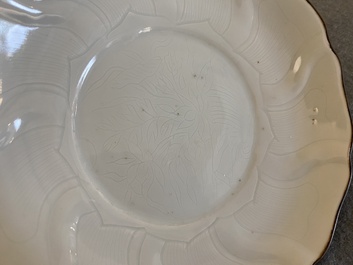 Een Chinees wit-geglazuurd 'lotus' bord met onderglazuur decor, Xuande merk, Transitie periode