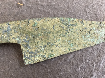 Een Chinese bronzen dolk met slangenkoppen, Periode der Strijdende Staten