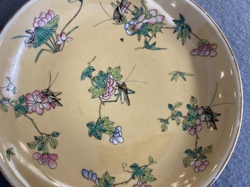 Paire de coupes en porcelaine de Chine famille rose &agrave; d&eacute;cor de sauterelles sur fond caf&eacute; au lait, marque et &eacute;poque de Daoguang