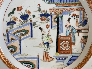 A Chinese famille verte dish with ladies in a pavillion, Yongzheng