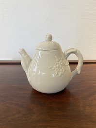 Een Chinese Dehua blanc de Chine theepot, gesigneerd Yi Gong, 18/19e eeuw