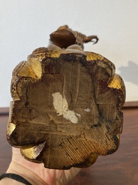 Sculpture d'un moine en bois laqu&eacute; et dor&eacute;, Chine, Qing
