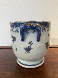 Een Chinese blauw-witte en deels vergulde wijnkoeler, Qianlong