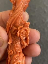 Een Chinese bloedkoralen figuur van een staande dame met bloemenmand, 19/20e eeuw