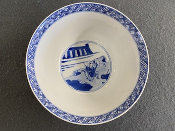 Een Chinese blauw-witte kom met verhalend decor, Kangxi merk en periode