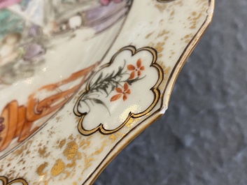 Een Chinees famille rose bord met mandarijns decor van theedrinkers, Qianlong