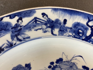 Een grote Chinese blauw-witte schotel met gebombeerd centraal medaillon, Kangxi
