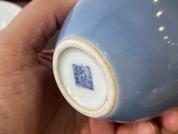 Een Chinese blauw-witte 'draken' kom en een lavendelblauwe penselenwasser, Qianlong merk, 19/20e eeuw