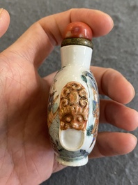 Een Chinese famille rose snuiffles, Qianlong merk, 19e eeuw