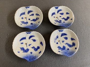 Vier Japanse blauw-witte driepotige perzikvormige schotels met kraanvogels, Edo, 18/19e eeuw
