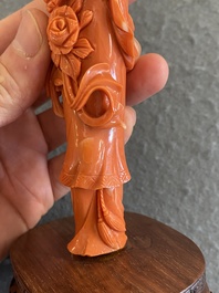 Een Chinese bloedkoralen figuur van een staande dame, 19/20e eeuw