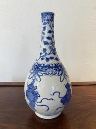 Een Chinese blauw-witte flesvormige vaas, Kangxi