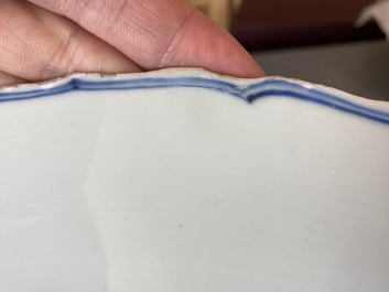 Een Chinese blauw-witte schotel met floraal decor, Kangxi merk en periode