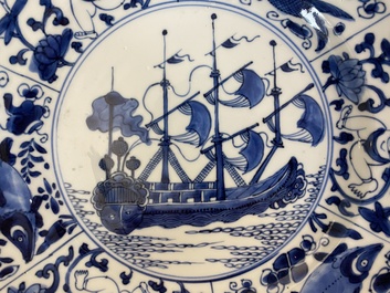 Een paar Chinese blauw-witte kraak-stijl schotels met VOC-schepen, Kangxi